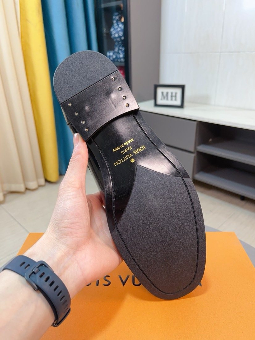 Louis Vuitton Black Glossy Lace-Up Dress Shoes - Rounded Toe