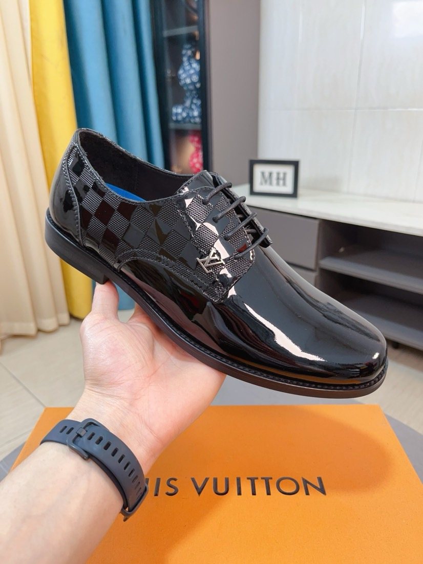 Louis Vuitton Black Glossy Lace-Up Dress Shoes - Rounded Toe